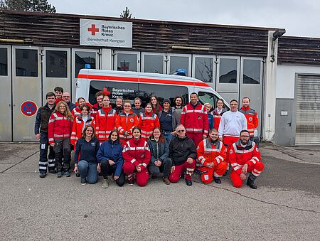 Alle Teilnehmer*Innen und Ausbilder des SAN-Kurses Alle Teilnehmer*Innen und Ausbilder des SAN-Kurses